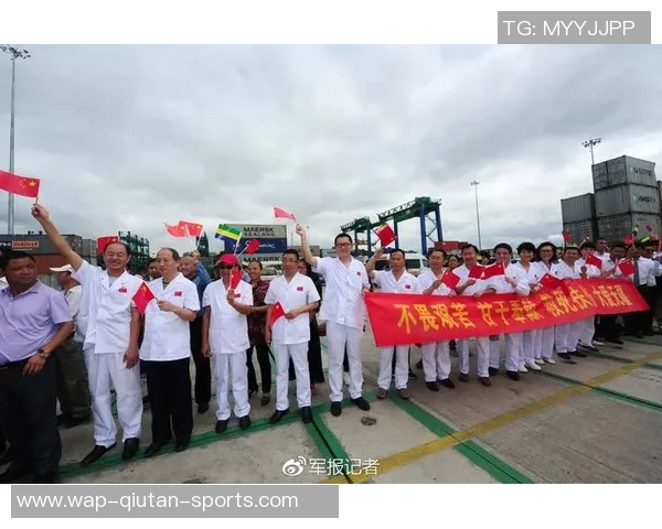 加蓬民众悼念布彭扎棺材覆盖国旗排队致敬场面感人 加蓬民众悼念布彭扎棺材覆盖国旗排队致敬场面感人